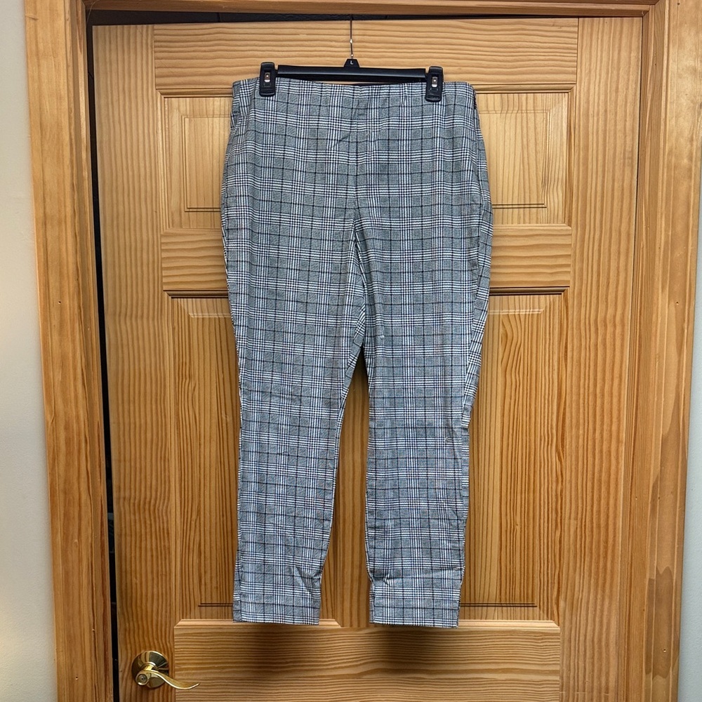 Old Navy Women's Black and White Plaid Straight Leg Pants